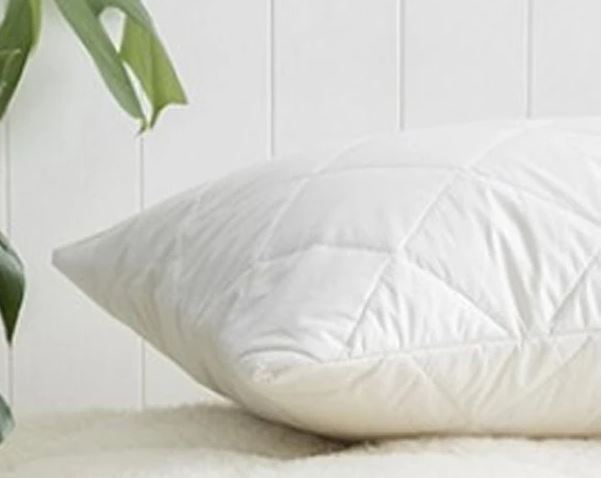 Quilted pillow protector with zipper for hotels and accommodation