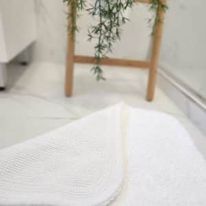Our luxurious bath rugs are made from 100% absorbent cotton topper with a non-slip underside. Extra thick and absorbent, a beautiful addition to your bathroom. 900 grams per piece, 1700 gsm. BathRug
